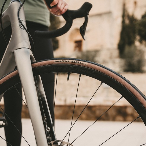 Cubierta Eagle 700x25 TLR Neg/Mrrn