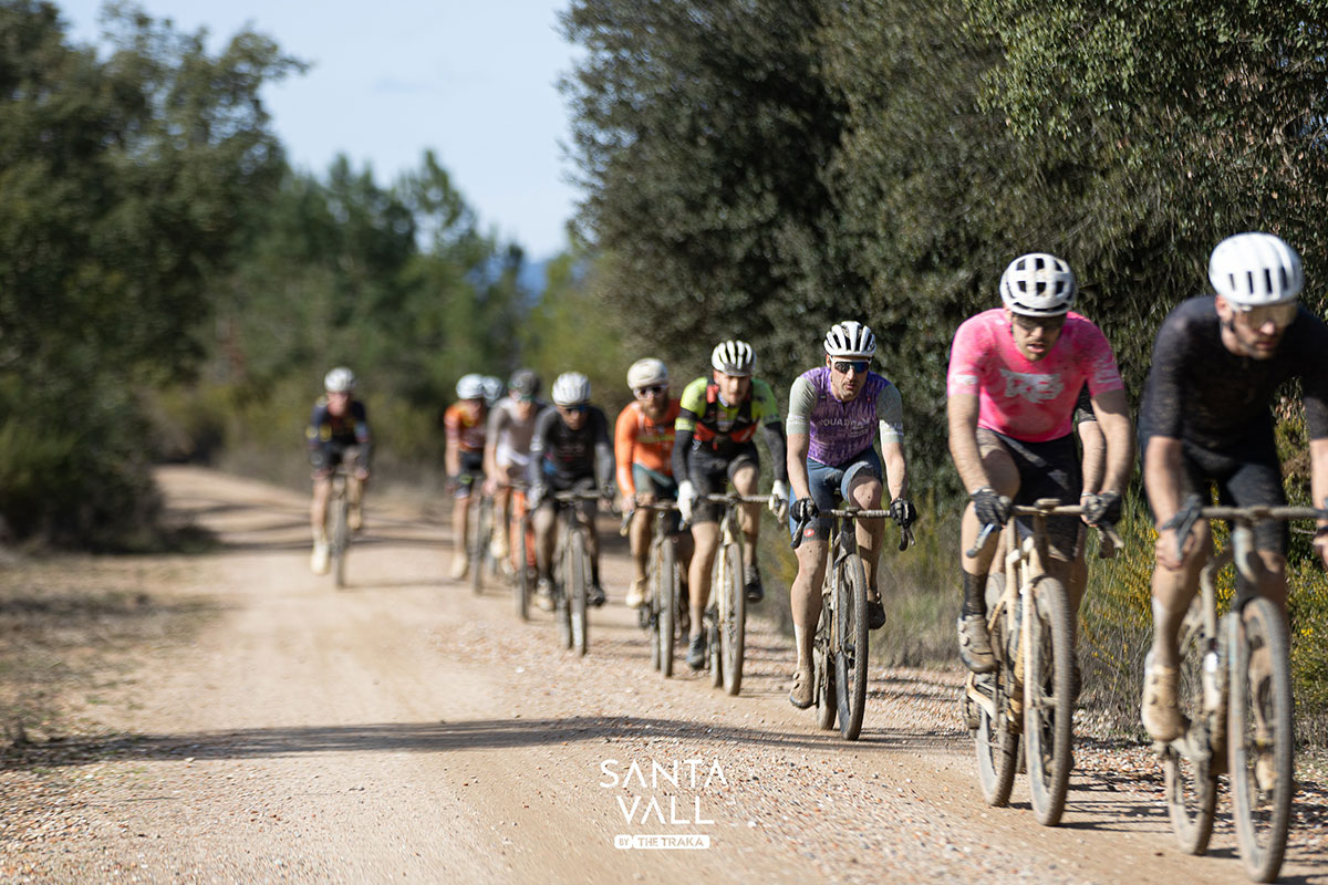 ciclistas en carrera gravel en Espa&ntilde;a