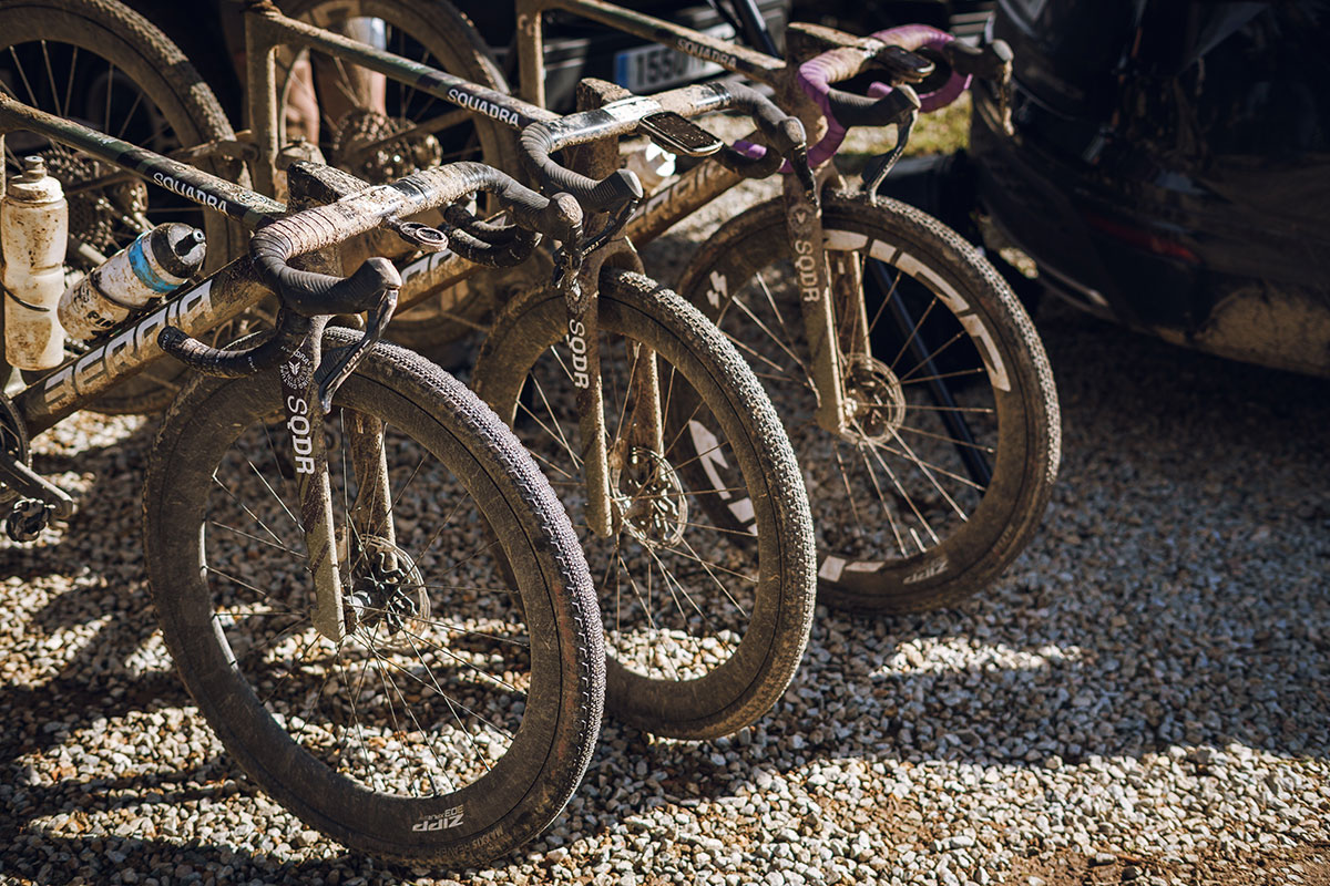 bicicleta gravel preparada para una carrera por caminos de tierra