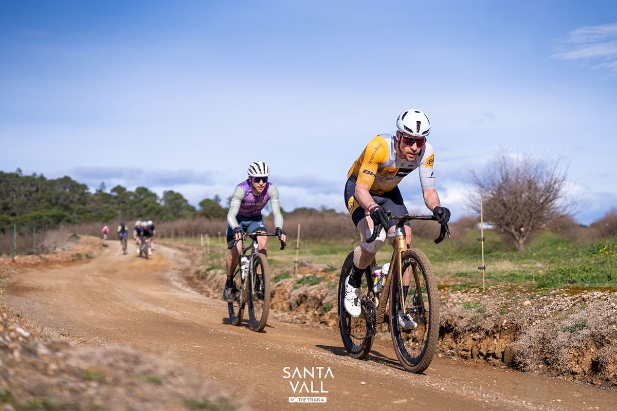 ciclistas participando en una carrera gravel por caminos de tierra