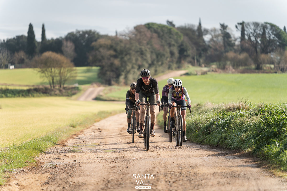 ciclista gravel en pista rural durante competici&oacute;n