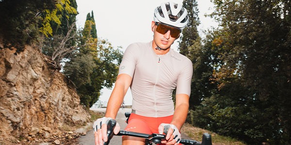 Cómo lavar la ropa de ciclismo correctamente y hacer que dure más